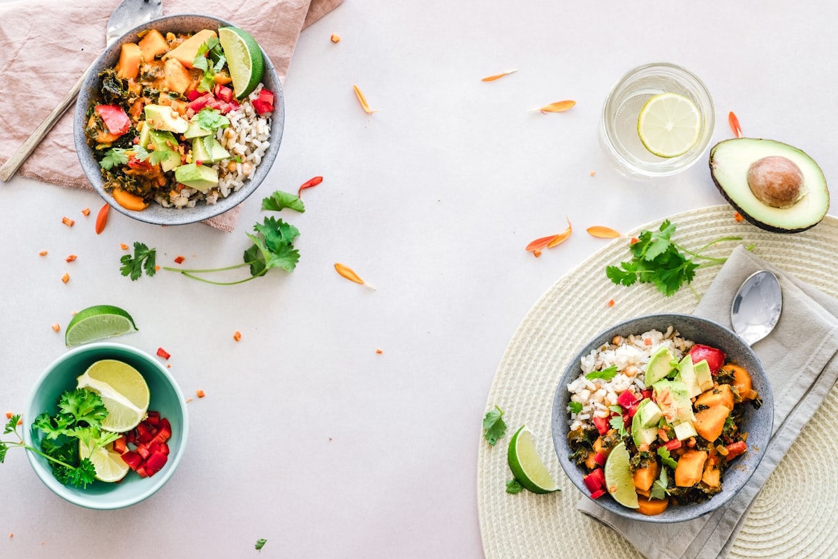 Cena bilanciata con verdure, proteine e carboidrati integrali